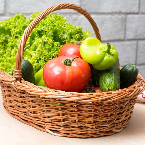 Sepette taze sebzeler. Domates, salatalık, biber ve marul. — Stok fotoğraf