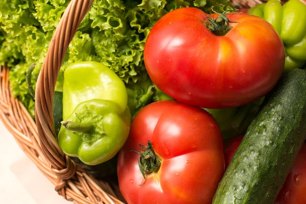 Verduras frescas en cesta. Tomate, pepino, pimienta y lechuga —  Fotos de Stock