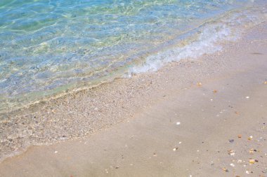 Akdeniz, çakıl ve kum plaj sahil şeridi ile arka plan