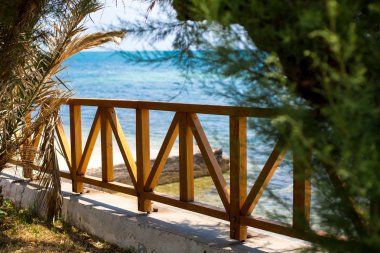 Avuç içi mavi deniz manzarası ile ahşap teras manzarası