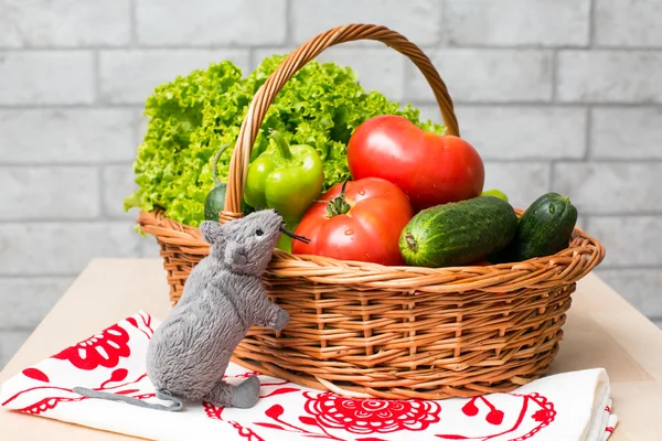 Oyuncak fare ve taze sebze sepeti — Stok fotoğraf