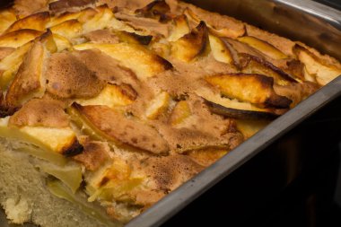 Elmalı kek fırından fırın tepsisi tavada kapatın