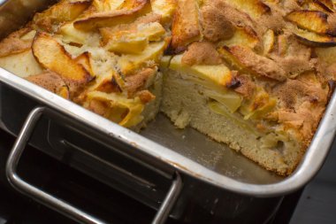 Elmalı kek fırından fırın tepsisi tavada kapatın