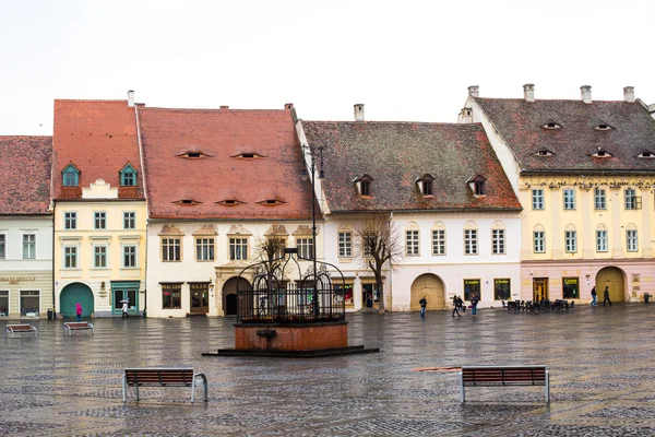 Häuser mit berühmten augenförmigen Fenstern am Hauptplatz in Sibiu, Siebenbürgen, Rumänien — Stockfoto