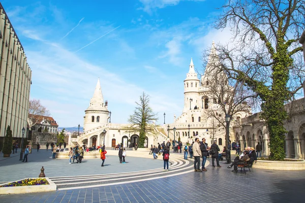 Turistas en Fisherman Bastion, Budapest, Hungría — Foto de Stock