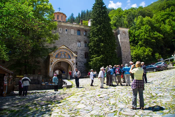 Turistas cerca del arco de entrada del famoso Monasterio de Rila, Bulgaria — Foto de Stock