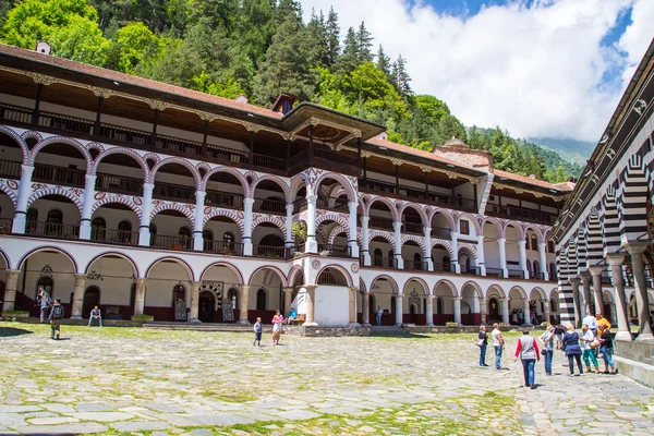 Turister på territorium berömda Rila klostret, Bulgarien — Stockfoto