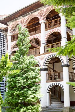 Ünlü Rila Manastırı, Bulgaristan'ın dış ayrıntılarını