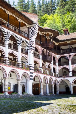 Ünlü Rila Manastırı, Bulgaristan'ın dış ayrıntılarını