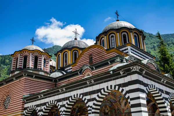 Ofullständig bild av kyrkan i berömda Rila klostret, Bulgarien — Stockfoto