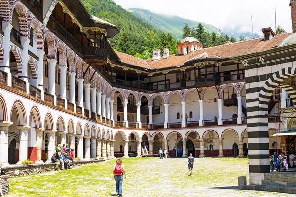 Turistas en el territorio del famoso Monasterio de Rila, Bulgaria — Foto de Stock