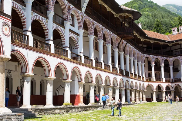 Turistas en el territorio del famoso Monasterio de Rila, Bulgaria — Foto de Stock