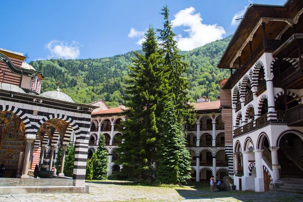 Toeristen op het grondgebied van beroemde Rila klooster, Bulgarije — Stockfoto