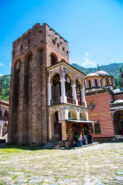 Turistas cerca de la tienda de iconos en el famoso Monasterio de Rila, Bulgaria — Foto de Stock