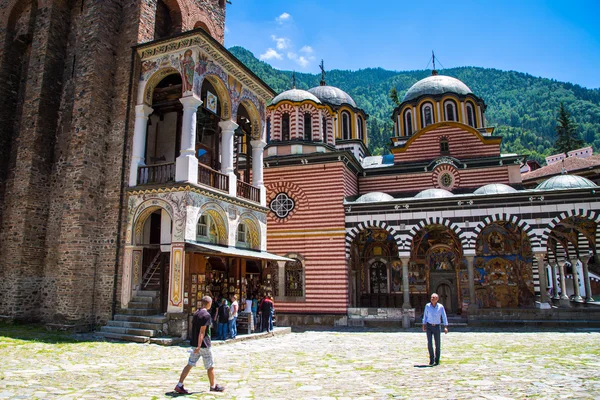 Turistas en el territorio del famoso Monasterio de Rila, Bulgaria —  Fotos de Stock