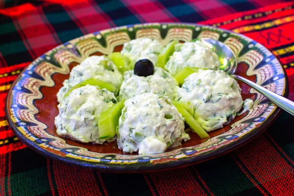 Bulgariska sallad gjord på yoghurt och gurka, kallas Snezhanka — Stockfoto