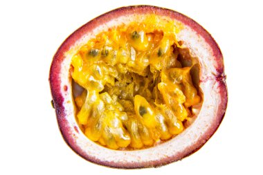 tutku beyaz arka plan üzerinde izole meyve yarısı