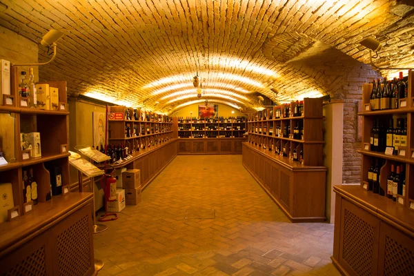 Wine bottles in authentic Italian wine cellar interior — Stock Fotó