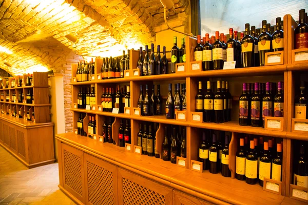 Bottiglie di vino in autentico interno cantina italiana — Foto Stock