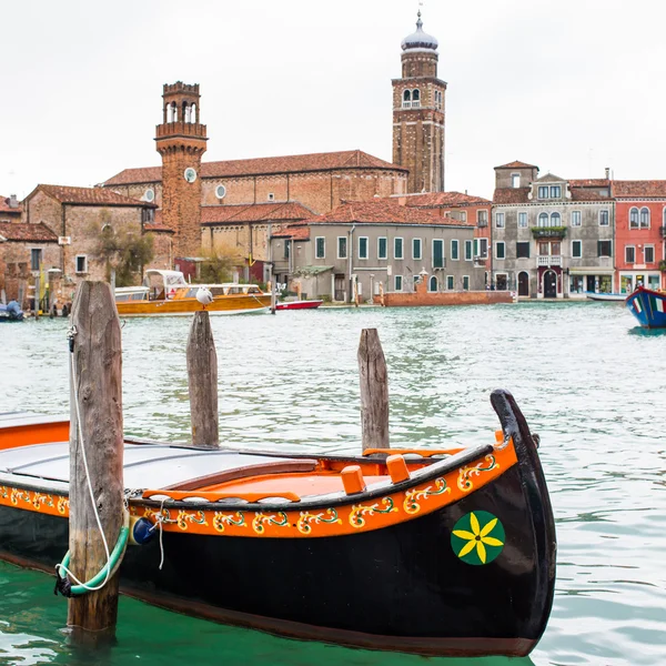 Colorful gondola boat at the water, venetian houses and canal view — Stock Photo, Image