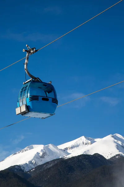 Cabine de téléphérique et vue montagne — Photo