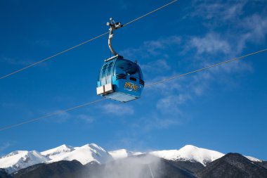 Bansko teleferik kabin ve kar tepeleri, Bulgaristan