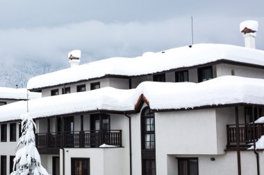 Chalet çatısında kar