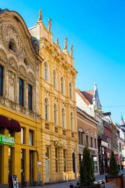 Romanya 'nın Brasov kentindeki Pedestrian Republicii Caddesi' ndeki binalar.