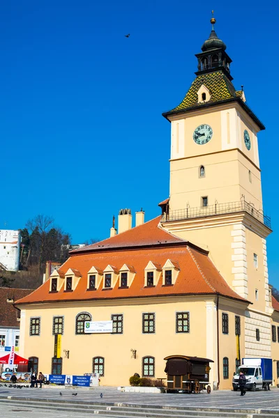 Das alte Rathaus und der Rathausplatz, Brasov — Stockfoto