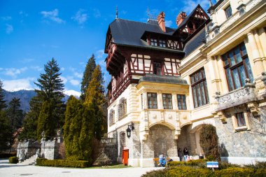 Yürüyüş eski kraliyet Peles Kalesi, Sinaia, Romanya turistlerin