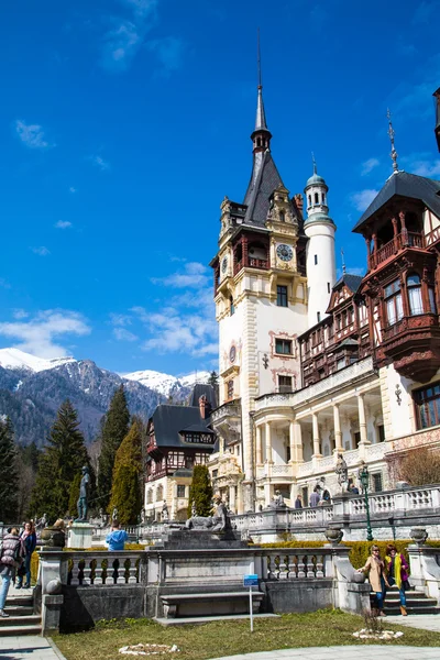 Toeristen lopen in de buurt van het voormalige Koninklijke Peles Kasteel, Sinaia, Roemenië — Stockfoto