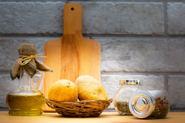 Gryte med olivenolje, poteter, nedskjæringsplater og krydder i krukkene – stockfoto
