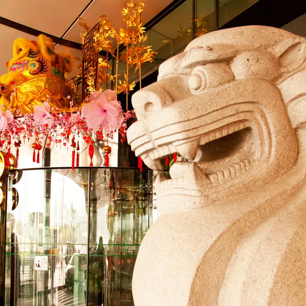 Estátua de dragão chinês no fundo luzes chinesas — Fotografia de Stock