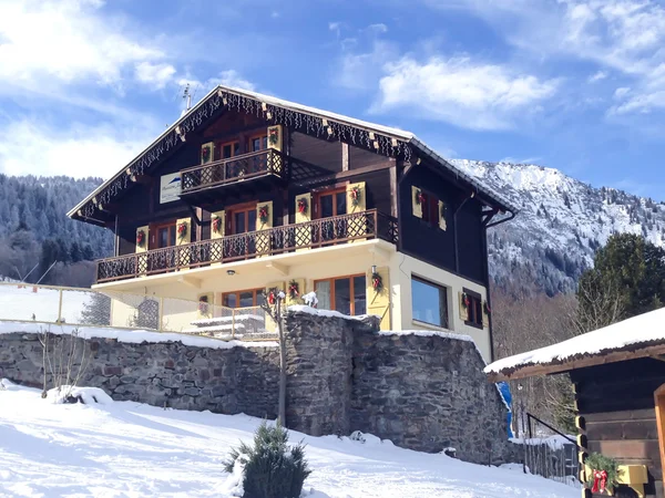 Joli hôtel de style alpin décoré dans les Alpes françaises, France — Photo