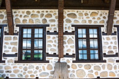 Eski taş duvar ve windows, Bulgaristan