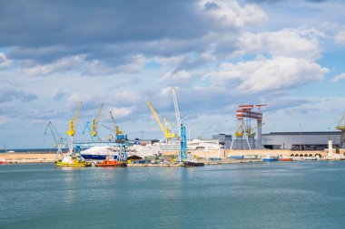 Ancona liman gemi ile yüklü