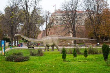 Dinozor yılında Belgrad'da kale Kalemegdan, yaşam boyutu