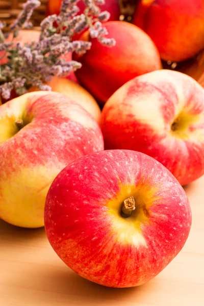 Fondo maduro de manzanas orgánicas rojas — Foto de Stock