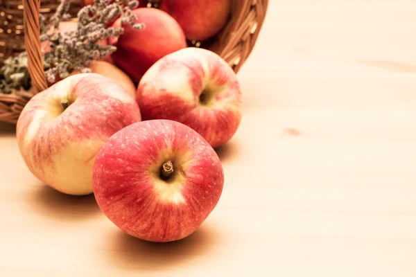 Manzanas rojas maduras saliendo de la cesta — Foto de Stock