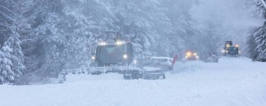 Bansko, Bulgaristan - 21 Ocak 2024: Kar temizleyici kar temizleme pisti makinesi kayak yolu yamacını alp kayağı ve kış tatil beldesi için hazırlıyor