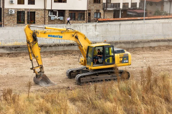 Bansko, Bulgaristan - 25 Eylül 2025: Kazıcı parkın inşaatı için zemin hazırlıyor