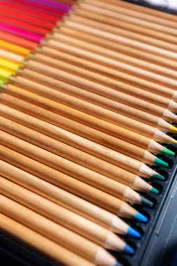 Satır metal kutusundaki sanatçılar için renkli kalemler.