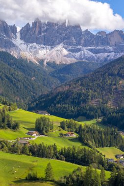 Dolomitler, İtalya. St. Magdalena ya da Santa Maddalena köyünün, Geisler Odle dağlarının ve yeşil dağların panoramik manzarası.