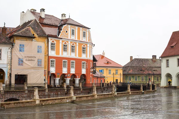 Bridge of Lies and Houses with famous eye-shaped windows in Sibiu, Transylvania, Romania — Stock Photo, Image