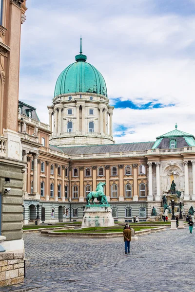 Kasteel Buda, Prins Eugene van Savoye standbeeld, toeristen rond in Boedapest, Hongarije — Stockfoto