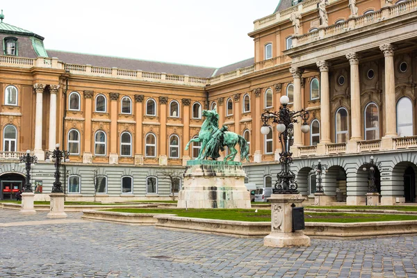 Το κάστρο της Βούδας, πρίγκηπα Eugene του Savoy άγαλμα, τουρίστες γύρω στη Βουδαπέστη, Ουγγαρία — Φωτογραφία Αρχείου