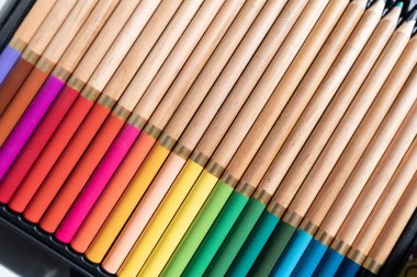 Satır metal kutusundaki sanatçılar için renkli kalemler.