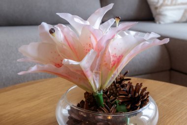 Yapay pembe ve beyaz nilüfer çiçeği, iç tasarım ve dekorasyon için çiçek ev dekorasyonu konsepti