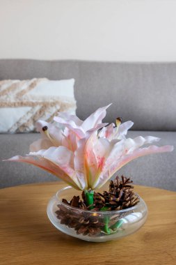 Yapay pembe ve beyaz nilüfer çiçeği, iç tasarım ve dekorasyon için çiçek ev dekorasyonu konsepti