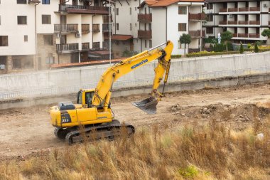 Bansko, Bulgaristan - 25 Eylül 2025: Kazıcı parkın inşaatı için zemin hazırlıyor